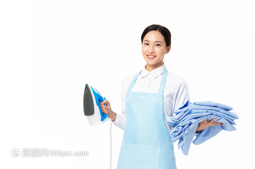 家政服务中的女性熨烫衣服